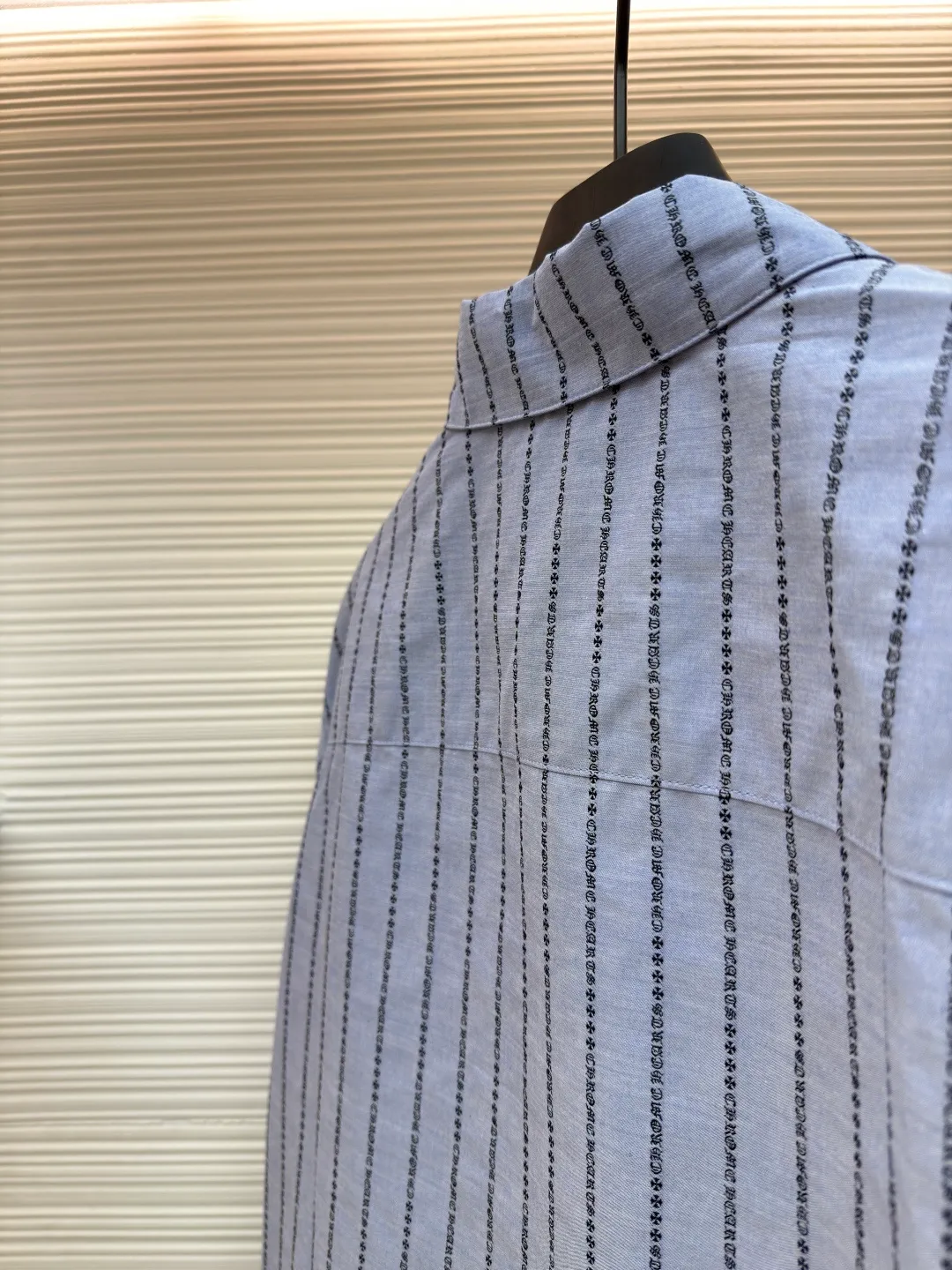 Chrome Hearts Sanskrit all-over yarn-dyed shirt ●Item number: 1681017-B60 ●Fabric: shirt fabric ●Technology: printing production ●Version: loose fit ●Weight: about 245 grams ●Size: S-M-L ●Description: The custom-dyed knitting yarn is made of 100-count double-ply yarn. (Minimum quantity of 1000 meters) is made on a large-scale yarn-dyed jacquard machine. It is paired with professional shirt ironing and sleeve ironing. Customized mold opening 14mm glazed black and silver buttons. Customized black and white printed small label. Customized 2.2×12cm black label. 0.3cm leather hanging ears. Customized accessories. The workmanship details are very good. The overall wiring is straight and delicate, the fabric is comfortable and soft, and the color is consistent without color difference. It can be matched with the same style to create a fashionable look and control various occasions. Customized accessories, complete with three standards, same style for men and women!